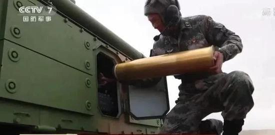 国产重炮如何装弹视频,震撼视效展现强大火力
